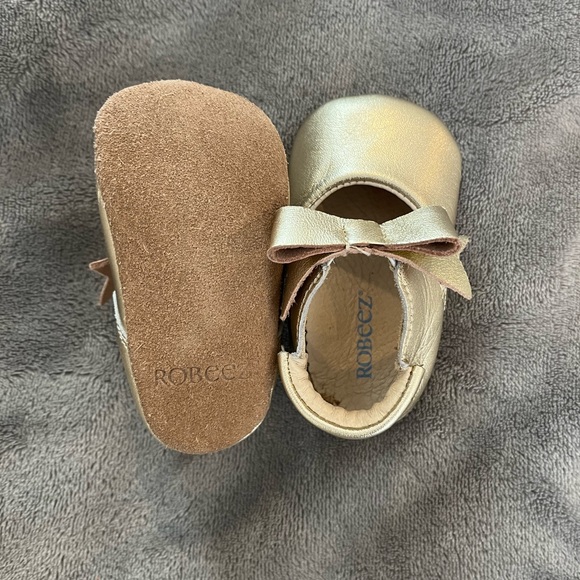 EUC Robeeze Infant Gold shoe with bow - Picture 2 of 2